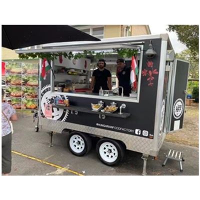 Remolque de comida personalizable con baño y nevera Su cocina móvil en ruedas