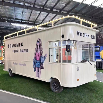 Trailers eléctricos móviles de ropa para hombres, mujeres y niños en bebidas