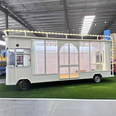 Trailers eléctricos móviles de ropa para hombres, mujeres y niños en bebidas
