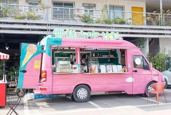 Carrito de café de quiosco de comida callejera con cocina completa y máquina congeladora de enfriador