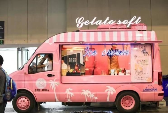 Carrito de café de quiosco de comida callejera con cocina completa y máquina congeladora de enfriador