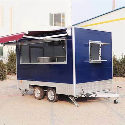 Ventas móviles de varios productos con kioscos de comida rápida en la calle al aire libre