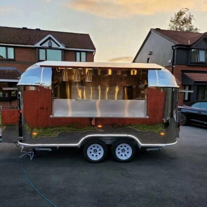 35KM-75KM/H Food Truck Trailer de catering con fácil operación y cocina totalmente equipada